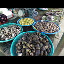 Schnecken und Muscheln werden am Straßenrand angeboten